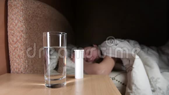 女人在一杯水里放了一颗可溶解的药丸和一种宿醉药视频的预览图