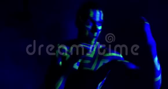 有紫外线身体艺术的大个子是黑暗中的影子拳击发光4K视频的预览图