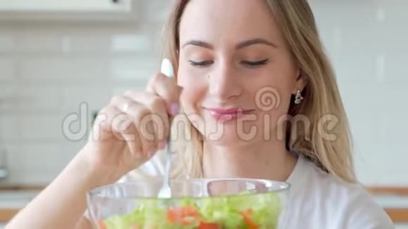 女人节食和吃沙拉视频的预览图