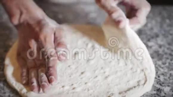 意大利厨师准备比萨饼在撒了面粉的面上做面团然后用手揉搓视频的预览图