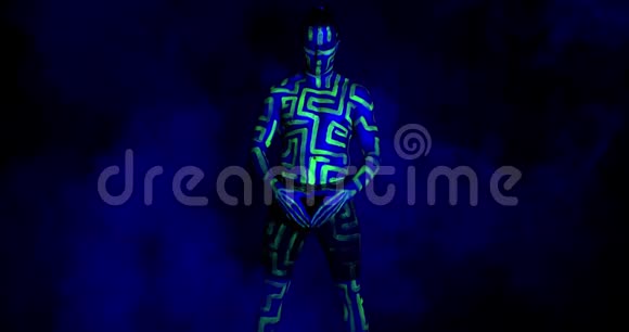 有身体艺术的肌肉男举起手臂尖叫紫外线4k视频的预览图