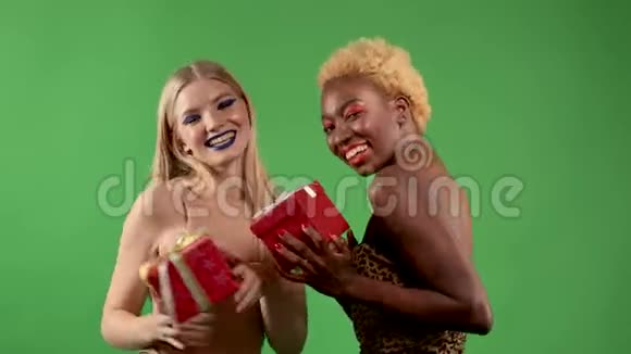时尚生活方式肖像两个女孩朋友手持生日礼物穿着时髦的衣服闪闪发光视频的预览图