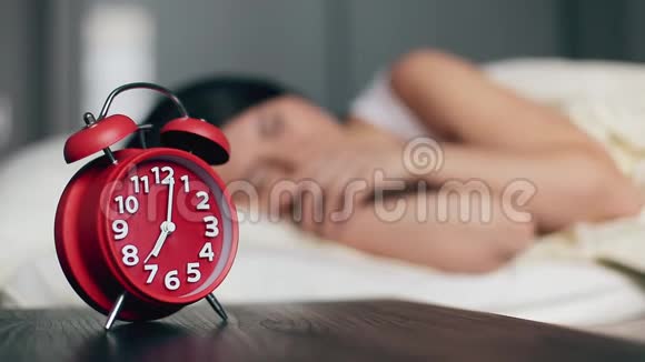 女人醒来关掉闹钟继续睡觉视频的预览图