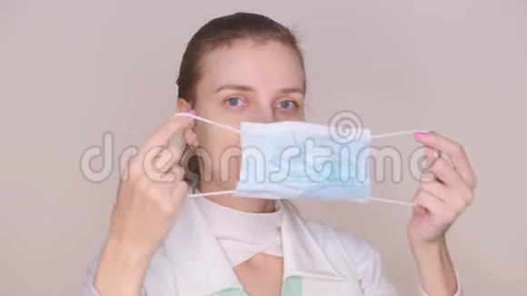 女医生戴防护蓝色口罩视频的预览图