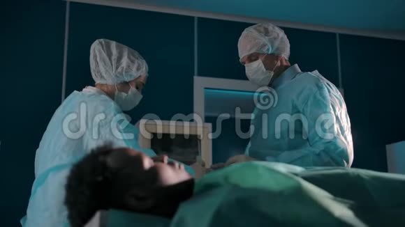 专业外科医生成年男性和年轻女性视频的预览图