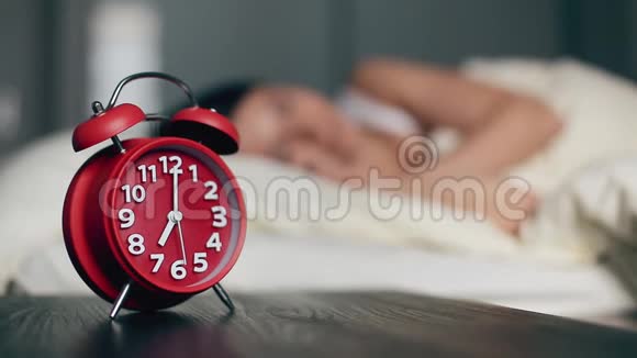 女人关掉闹钟躺在床上早晨醒来开心的微笑视频的预览图