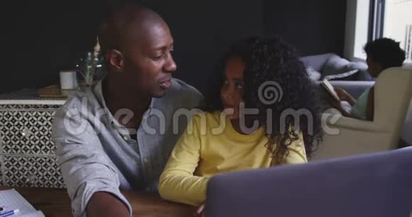 一家人一起呆在家里视频的预览图