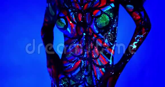 一位年轻女子的肖像有着发光的紫外线身体艺术舞蹈4K视频的预览图