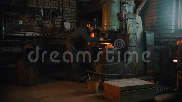 锻造工业一名男子铁匠在车间里用铁视频的预览图