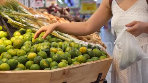 女孩在超市购物健康食品市场上的石灰超市购买产品的概念视频的预览图