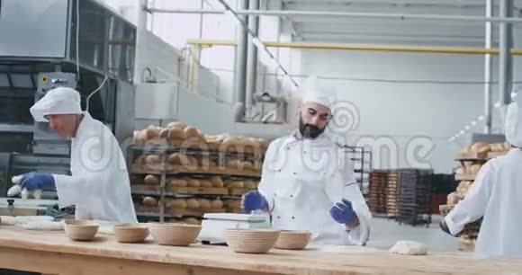 在面包店里跳舞的面包师在为一些工人做面包准备面团的时候玩得很开心视频的预览图