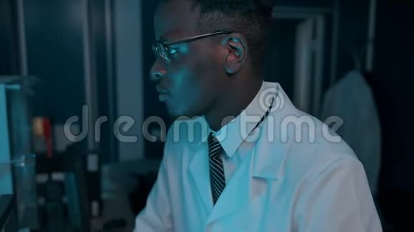 实验室里用电脑的黑人医生视频的预览图