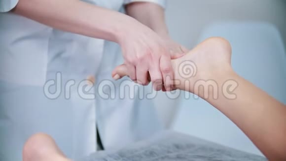 按摩按摩大师用手指揉捏女人的脚视频的预览图