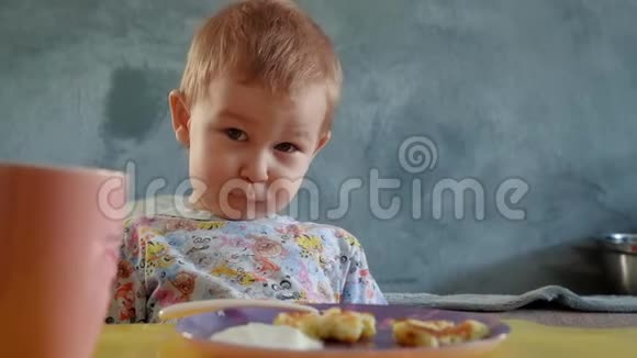 可爱的宝宝吃奶酪煎饼视频的预览图