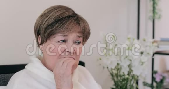 在吃饭的时候把牙痛的老太太关起来70岁的成熟漂亮女人感到痛苦和感动视频的预览图