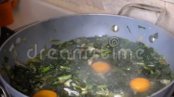 煮菠菜时加鸡蛋视频的预览图