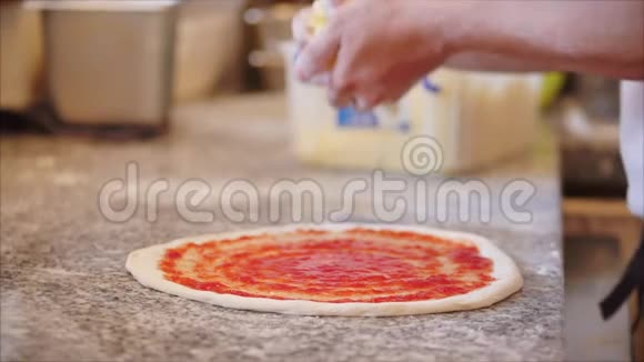 一个真正的意大利香肠比萨饼一种准备方法意大利厨师用手指烹饪一个真正的意大利比萨饼来自视频的预览图