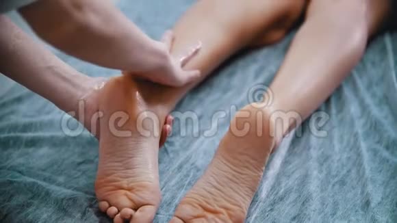 按摩按摩大师用油按摩妇女的腿和脚视频的预览图