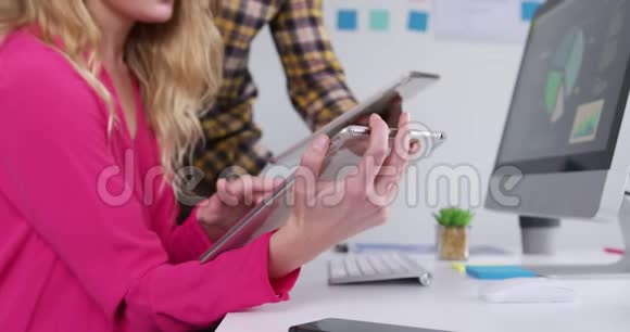 男女在办公室使用触摸板视频的预览图