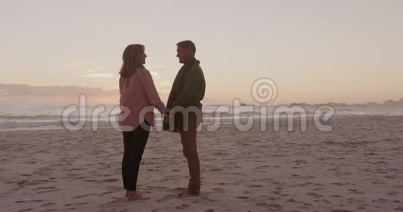 活跃的高级夫妇站在海滩上视频的预览图