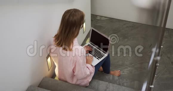 高加索女人在酒店用笔记本电脑视频的预览图