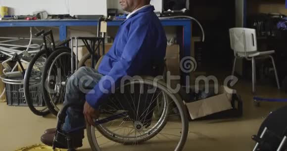 坐轮椅的残疾人看着摄像机视频的预览图