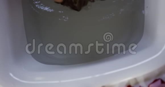 高加索女人在酒店洗澡视频的预览图