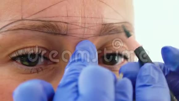 美容师在女性面部特写上画新的眉形用于微刃视频的预览图