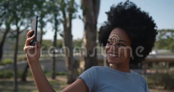在公园拍照的混血女人视频的预览图