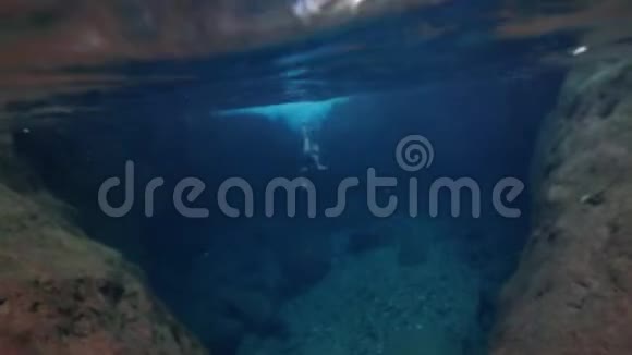 一个年轻的女人在瀑布下游泳视频的预览图