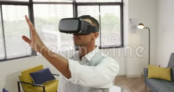 混合种族男子戴VR耳机视频的预览图