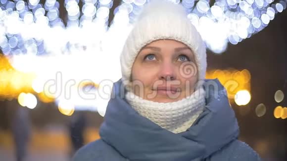 晚上在冬季公园里的女人的肖像圣诞节装饰旅游和旅行视频的预览图
