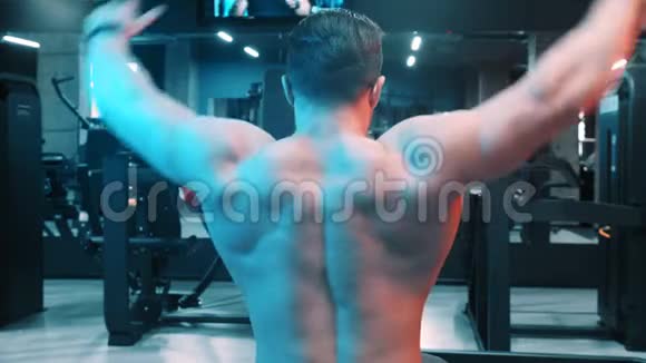一个健美男子在体育健身馆做背操视频的预览图