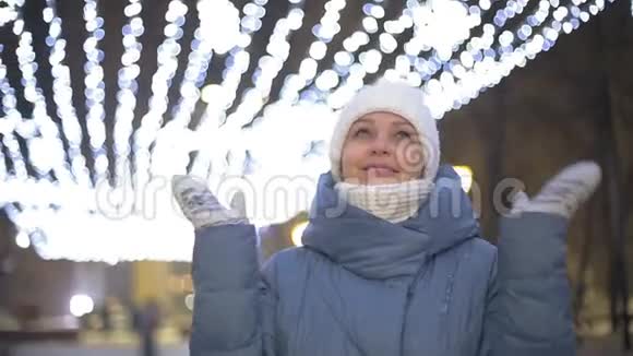 晚上在冬季公园里的女人的肖像圣诞节装饰旅游和旅行视频的预览图