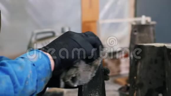 混凝土车间师傅擦拭他工作的混凝土物体视频的预览图