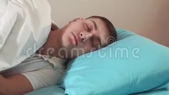 年轻人睡得很好睡着了沉睡的千禧一代视频的预览图