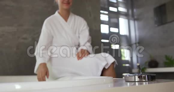 高加索女人在酒店准备洗澡视频的预览图
