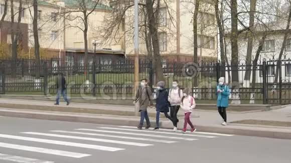 学校的孩子戴着医用口罩过马路孩子们上学视频的预览图