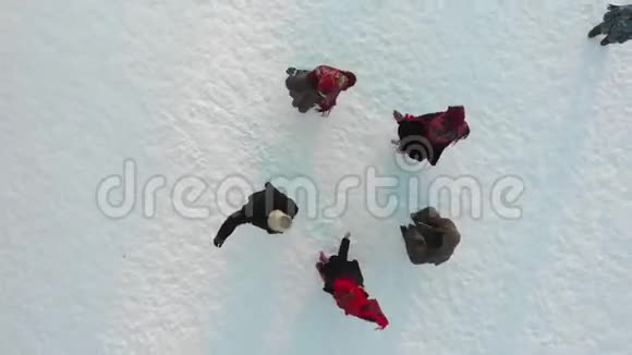 俄罗斯民间5个圆圈的俄罗斯人民在冬天跳舞视频的预览图