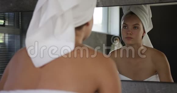 高加索女人在酒店洗澡后照镜子视频的预览图