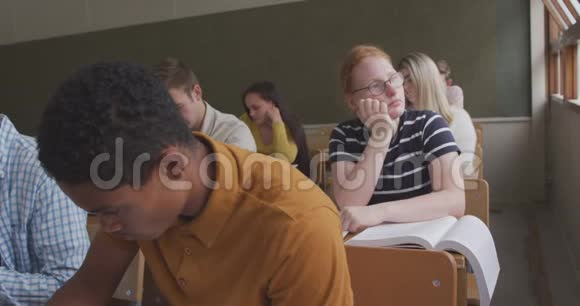 白人女孩在课堂上体贴入微视频的预览图