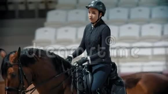 骑马骑马的妇女在赛马场骑马视频的预览图