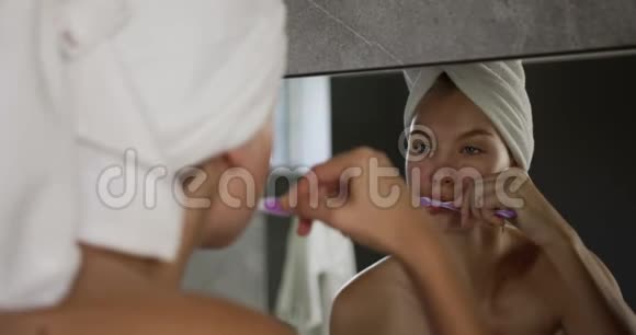 高加索女人在酒店刷牙视频的预览图