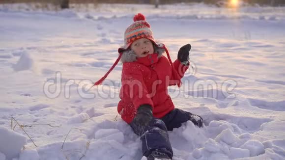 小男孩和他妈妈玩雪球慢镜头视频的预览图