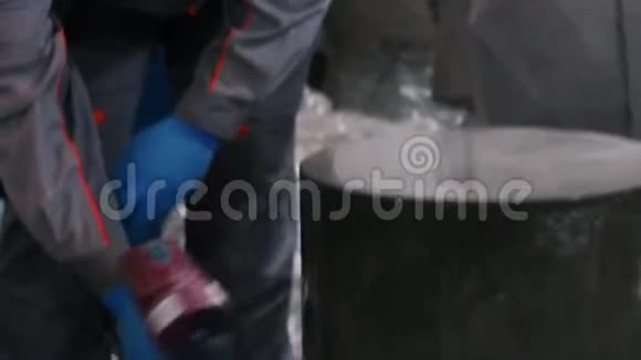 混凝土车间工人在混凝土产品上喷洒砂浆视频的预览图