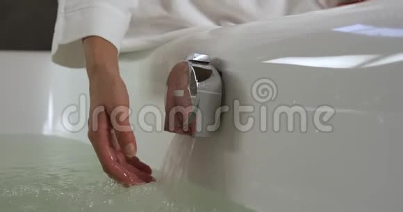 在酒店测试洗浴温度的高加索女人视频的预览图