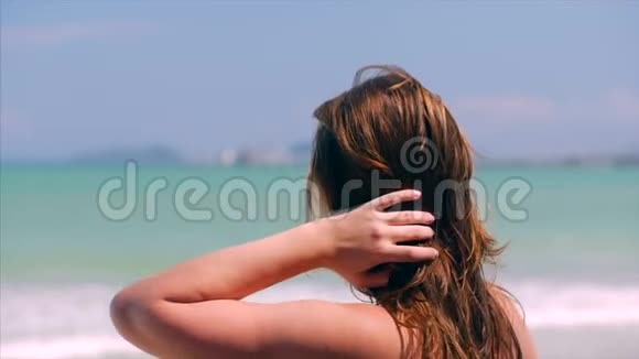 欧洲美丽可爱的布鲁内特年轻女性或快乐女孩微笑看镜头奔跑的手的肖像视频的预览图