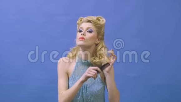 金发的金发女人时尚的针状发型时髦的复古发型美容沙龙复古发型视频的预览图