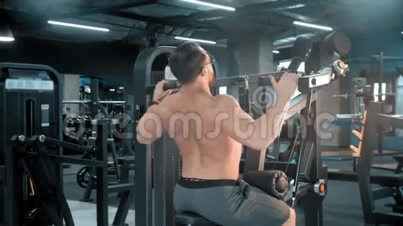一个健美男子在健身房做力量锻炼视频的预览图