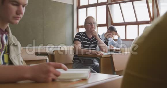 白人女孩在课堂上体贴入微视频的预览图